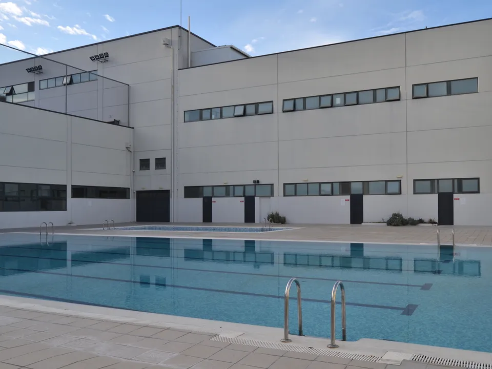 Outdoor municipal pool and sports centre at Poliesportiu Benimaclet in Valencia.